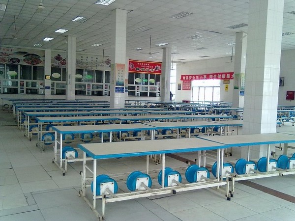 學(xué)校3號(hào)食堂安裝隔墻板完工后圖示